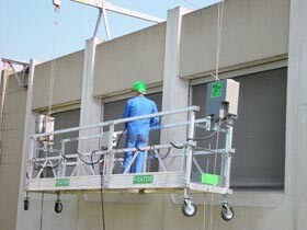 Plataforma colgante junto a una fachada