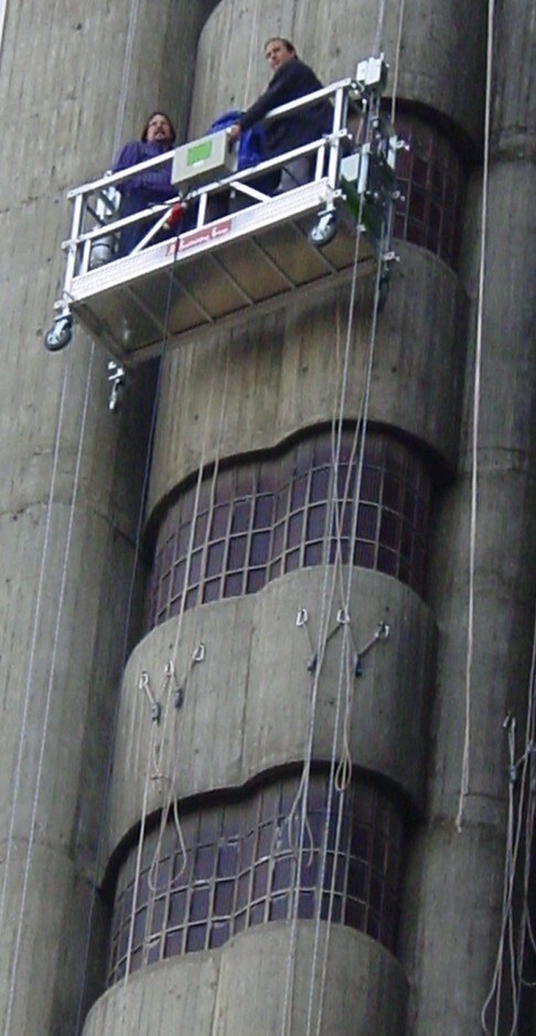 Plataforma colgante trabajando sobre un edificio