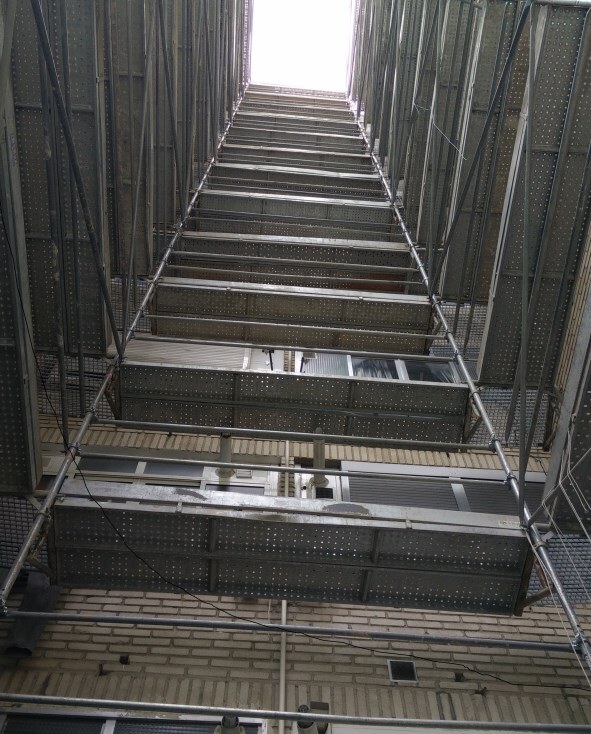 Vista interior de estructura de andamio europeo