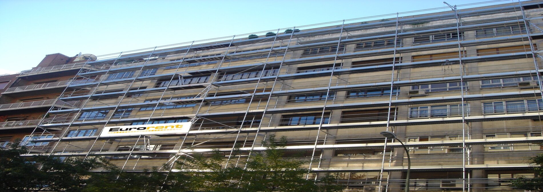 Andamio europeo de Eurorent instalado en una fachada