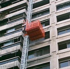 Montacargas de cremallera instalado en edificio